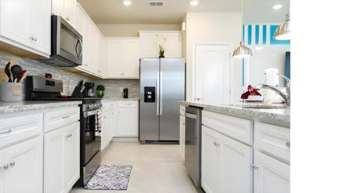 Solterra Resort: 5-BR themed rooms and pool in Davenport, USA