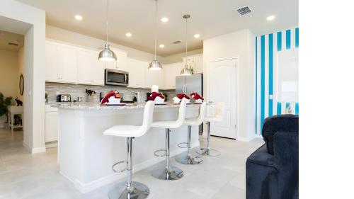 Solterra Resort: 5-BR themed rooms and pool in Davenport, USA
