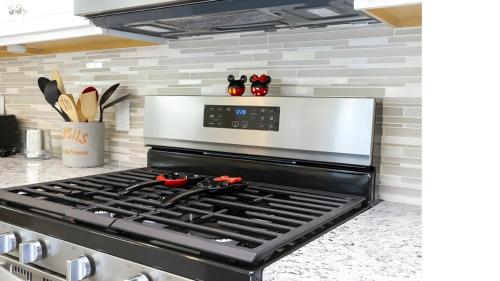 Solterra Resort: 5-BR themed rooms and pool in Davenport, USA