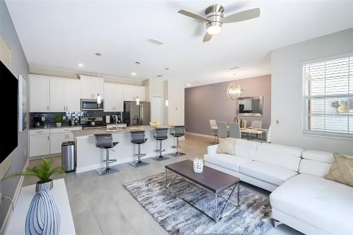 Amazing 4 Bedroom House 10 minutes from Disney