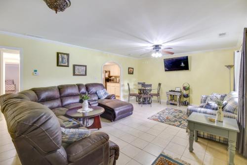 Apt with Shared Pool - 23 Miles to LakePoint! - image 8