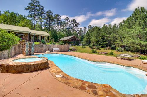 Kingston Home with Shared Pool - 23 Mi to LakePoint! in Smyrna (GA)