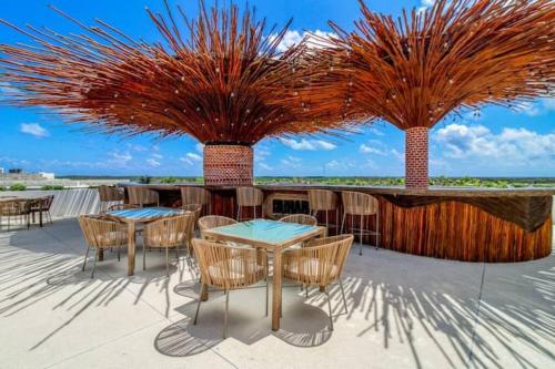 Beautiful apartment with rooftop pool, fitness area, & balcony