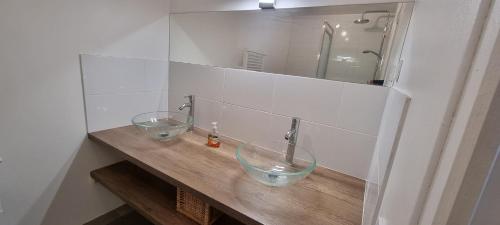 Baño, Appartement avec grand salon, barbecue et terrasse proche Paris et Disney in Champs Sur Marne