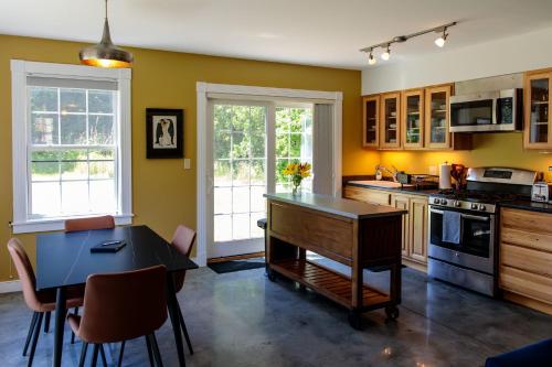 Dwntwn home, Prvt Rooftop and Soaking Tub! in Burlington, USA