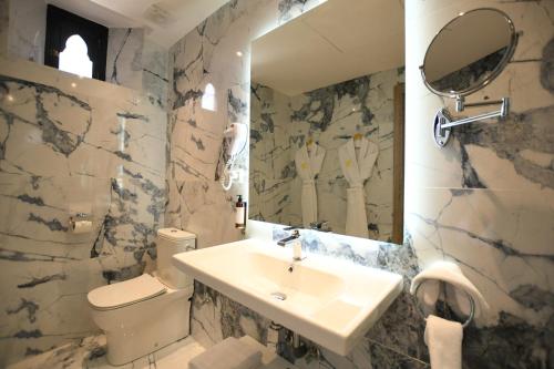 555 HOTEL CLUBBING ADULTS ONLY Room Type - Superior Queen Room