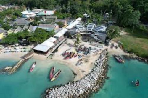 Private Room Runnaway Bay villa in 逍遙海灣