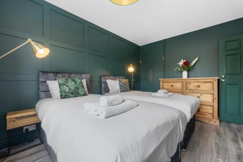 Spacious 3 bedroom Whitechapel Apartment with Garden by Gold Stays