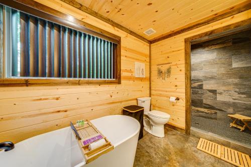 Broken Bow Cabin with Private Hot Tub 14 Mi to Lake