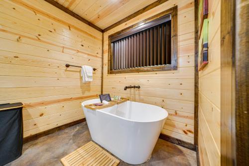 Broken Bow Cabin with Private Hot Tub 14 Mi to Lake