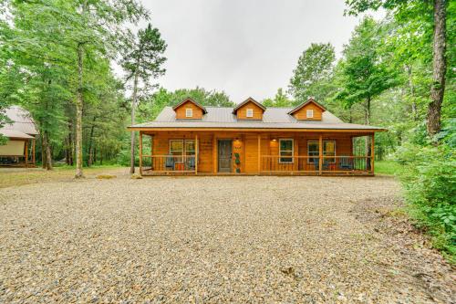 Broken Bow Cabin with Private Hot Tub 14 Mi to Lake