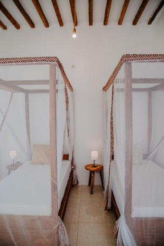2 twin beds