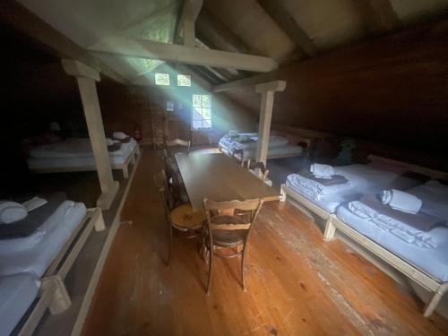 8 twin beds