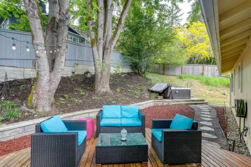 Pet-Friendly Sammamish Home with Deck about 3 Mi to Lake