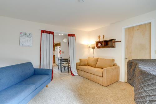 Pet-Friendly Sammamish Home with Deck about 3 Mi to Lake