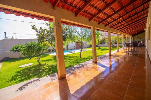 陽台/露台, Casa com amplo espaço verde, 4 Suítes e Piscina (Casa com amplo espaco verde, 4 Suites e Piscina) in 阿爾托達波阿維斯塔住宅區