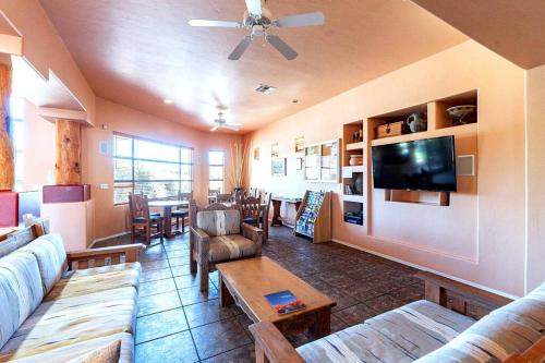 Relaxing Resort-Style 2BR-2BA Condo Retreat - Low Summer Rates! Relaxing Resort-Style 2BR-2BA Condo Retreat - Low Summer Rates!