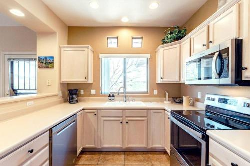 Relaxing Resort-Style 2BR-2BA Condo Retreat - Low Summer Rates! Relaxing Resort-Style 2BR-2BA Condo Retreat - Low Summer Rates!