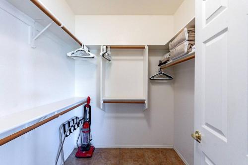 Relaxing Resort-Style 2BR-2BA Condo Retreat - Low Summer Rates! Relaxing Resort-Style 2BR-2BA Condo Retreat - Low Summer Rates!