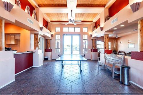 Relaxing Resort-Style 2BR-2BA Condo Retreat - Low Summer Rates! Relaxing Resort-Style 2BR-2BA Condo Retreat - Low Summer Rates!