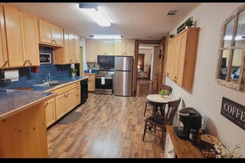 Randys Place Beautiful 4br With Private Hot tub in Bandera, USA