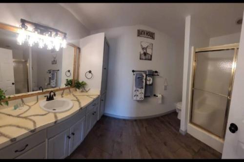 Randys Place Beautiful 4br With Private Hot tub in Bandera, USA