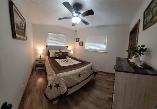 Randys Place Beautiful 4br With Private Hot tub in Bandera, USA
