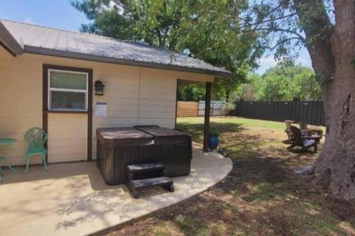 Randys Place Beautiful 4br With Private Hot tub in Bandera, USA