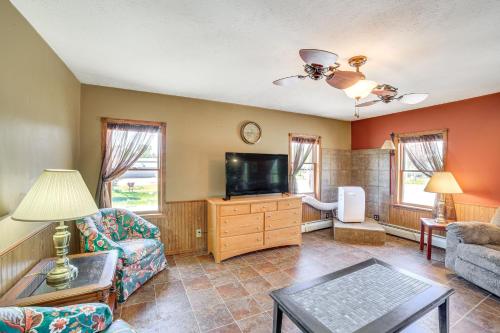 10 Mi to Lake Superior Eben Junction Townhome! in Chatham, USA