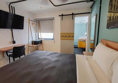 Standard Queen Room image 10