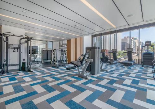 Cosmopolitan Hollywood Home DTLA view Parking - 10mins to Universal Studios thumb 3