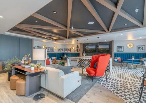Cosmopolitan Hollywood Home DTLA view Parking - 10mins to Universal Studios thumb 4