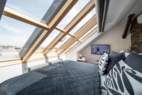 City View Luxury Apartments with Foosball & Xbox - In City Centre, Прага (фото 2)