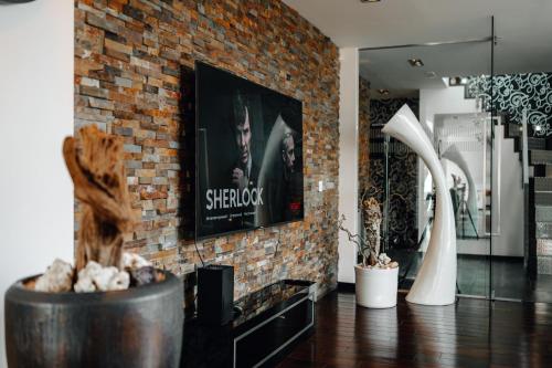 City View Luxury Apartments with Foosball & Xbox - In City Centre, Прага (фото 10)
