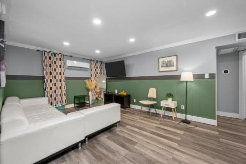 2BR Montrose Comfort with Free Park near Cockrell Butterfly Center