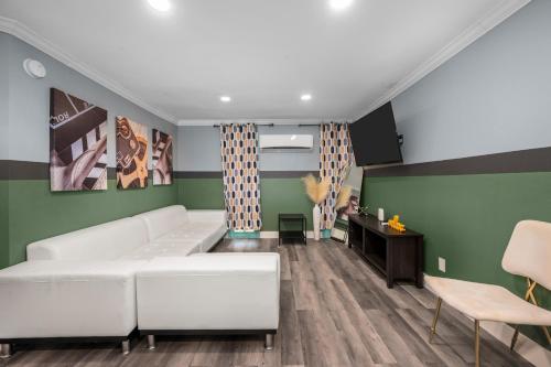 2BR Montrose Comfort with Free Park near Cockrell Butterfly Center