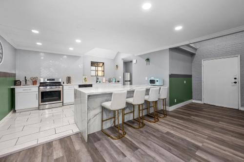 2BR Montrose Comfort with Free Park near Cockrell Butterfly Center