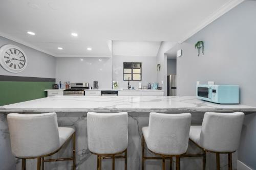 2BR Montrose Comfort with Free Park near Cockrell Butterfly Center