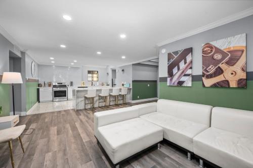 2BR Montrose Comfort with Free Park near Cockrell Butterfly Center