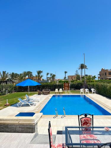 فيلا للإيجار برايفت بول مارينا 5 الساحل الشمالي فيلا 5 غرف نوم مكيف بالكمال فرش فندقي