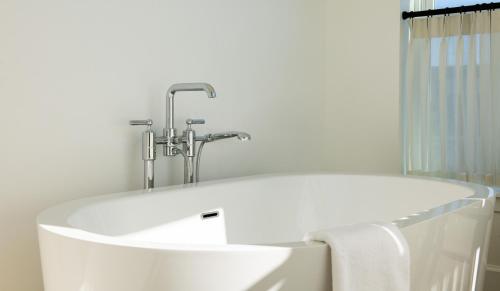 Pezsgőfürdő, Longfellow Hotel near Portland nemzetközi repülőtér