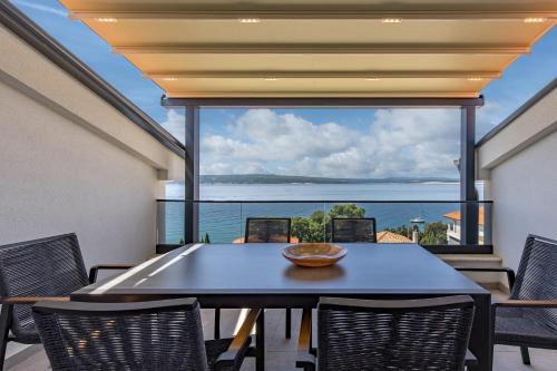 Three Bedroom Apartment with Balcony and Sea View 2