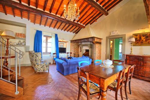 Romina by PosarelliVillas in Fasciano