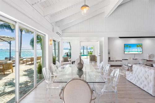 Lounge/area TV in comune, Villa Hashmi Luxury 5BD & 5BA Retreat on North Bay Island in Miami Beach (FL)