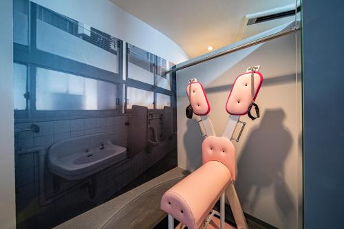 room detail thumbnail 2