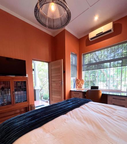 Queen Room with Garden View image 8
