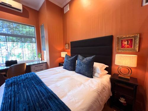 Queen Room with Garden View image 7