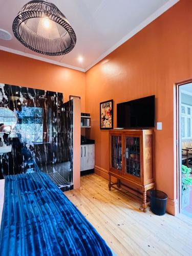 Queen Room with Garden View image 5