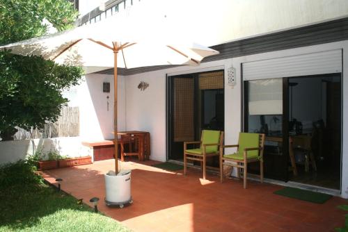 At the beach with a private garden, Unterkunft in Carcavelos