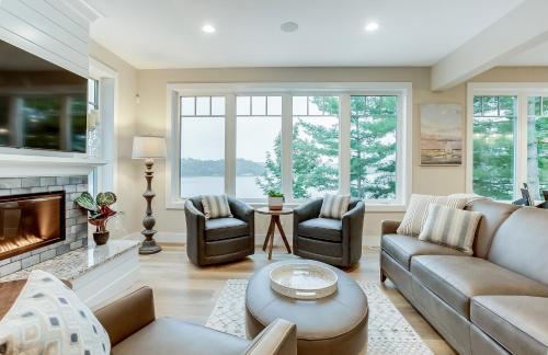 Lakemore Resort - New Luxury Navy Home w Infinity Hot Tub in Kingsley, USA